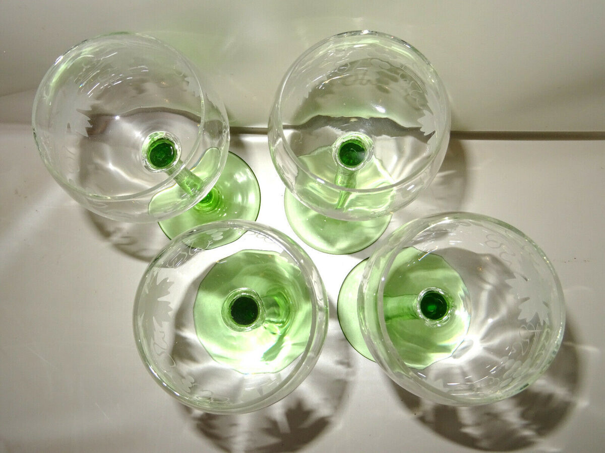 4 schöne Weingläser grüner Stiel / Fuß, mit geätzten Weintrauben-Blätter H:17 cm