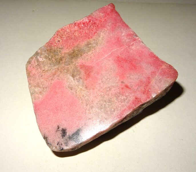 Schöner Rhodonit Rohstein Kristall rosa Mineral Triklin Heilstein 390g.