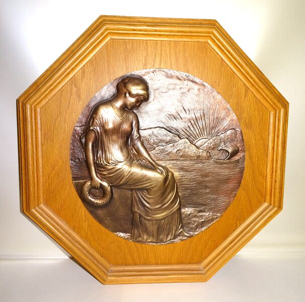 Bronze Relief Bild Platte (Strassacker?) trauernde Frau Kranz Vintage 46x46cm