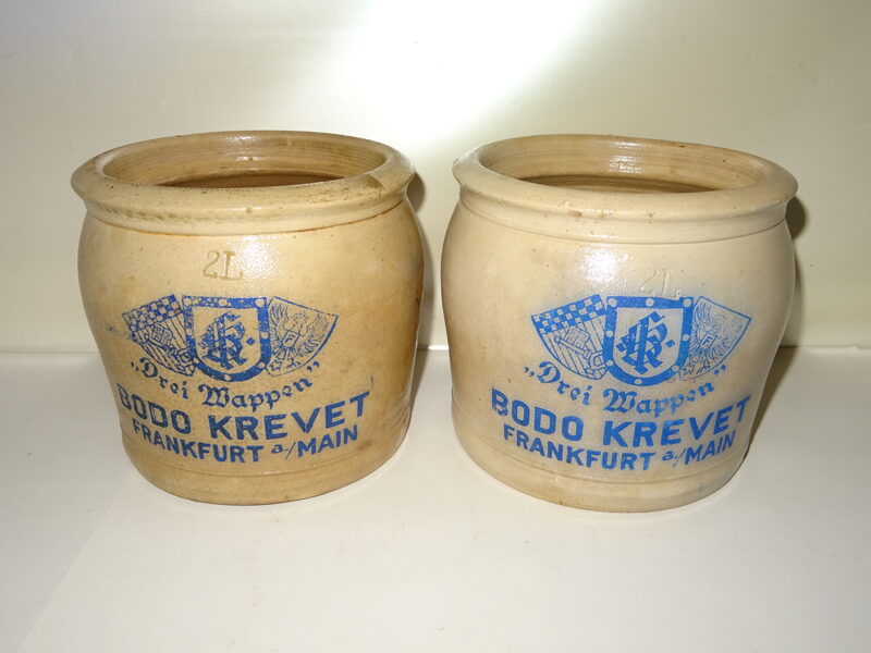 Bodo Krevet / Drei Wappen Frankfurt am Main. 2 Margarine-Töpfe, wohl um 1930.